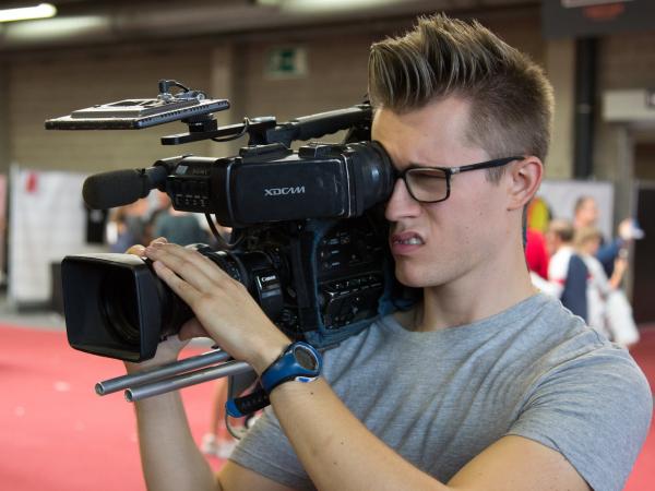 Jonge cameraman met camera