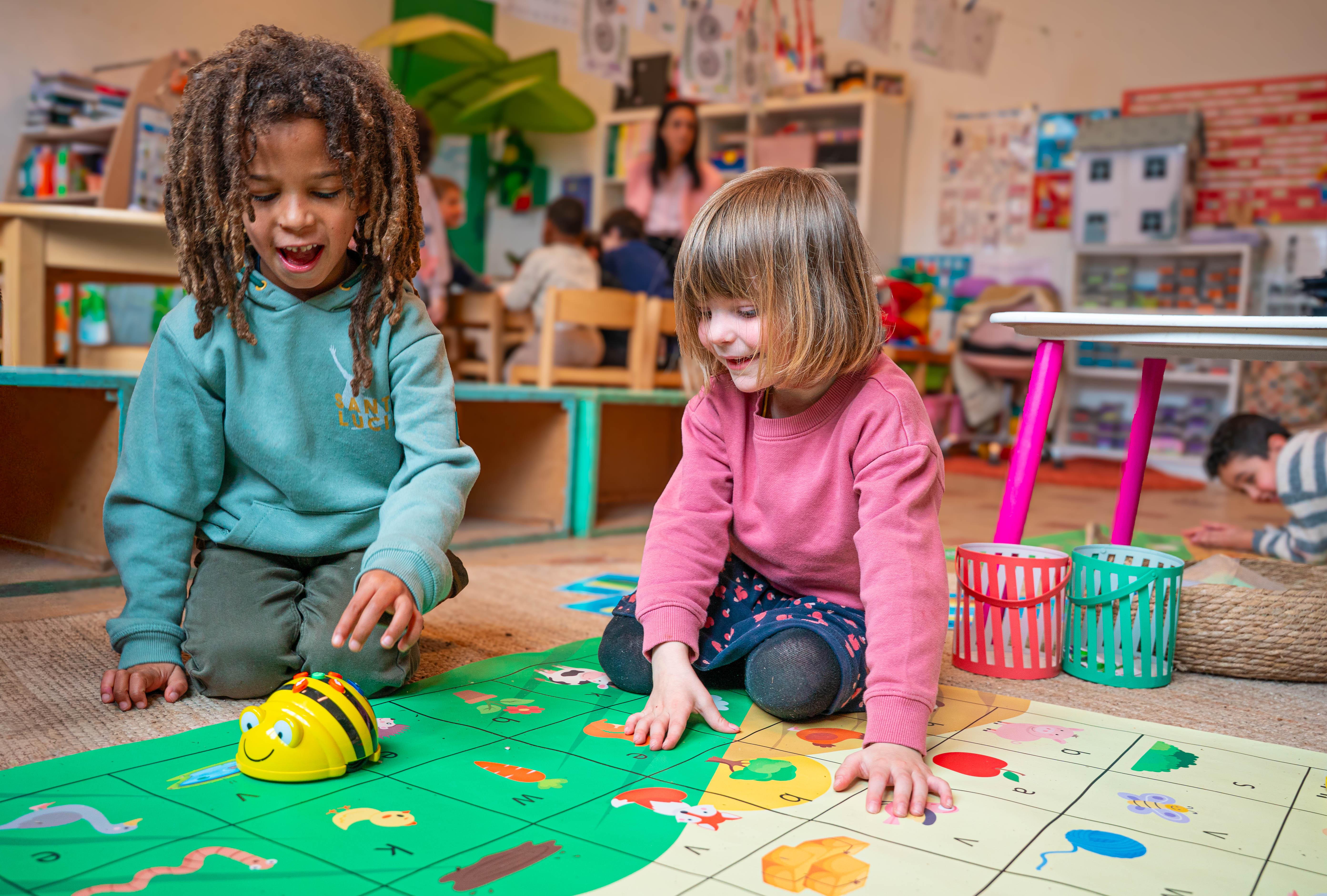 Ini mini media: spelen met Bee-bots