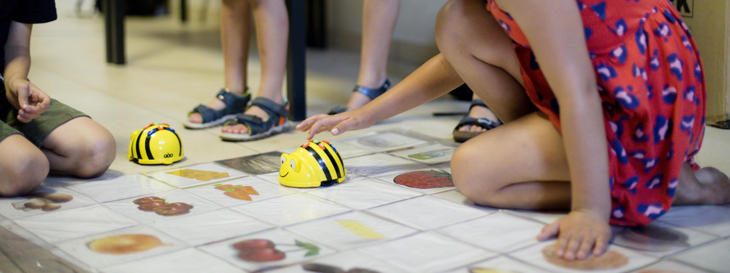 Kinderen spelen een spel op de vloer van een klaslokaal