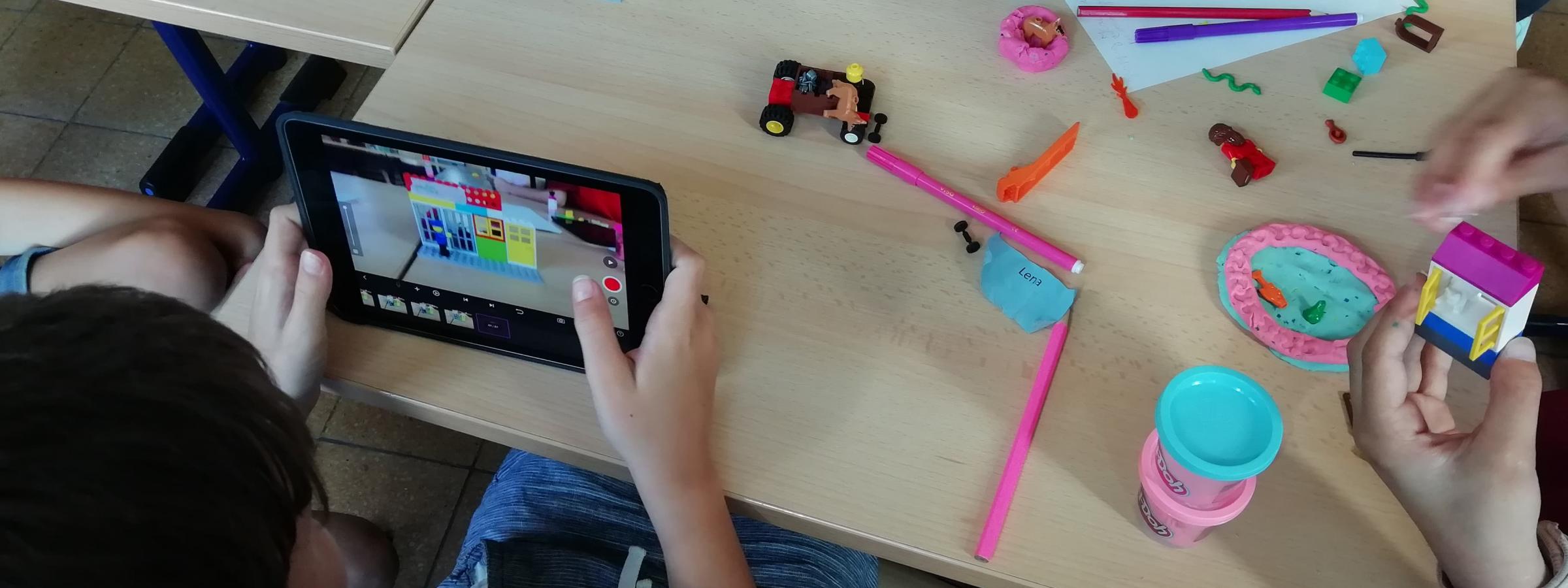 Kinderen maken stop-motion met een tablet