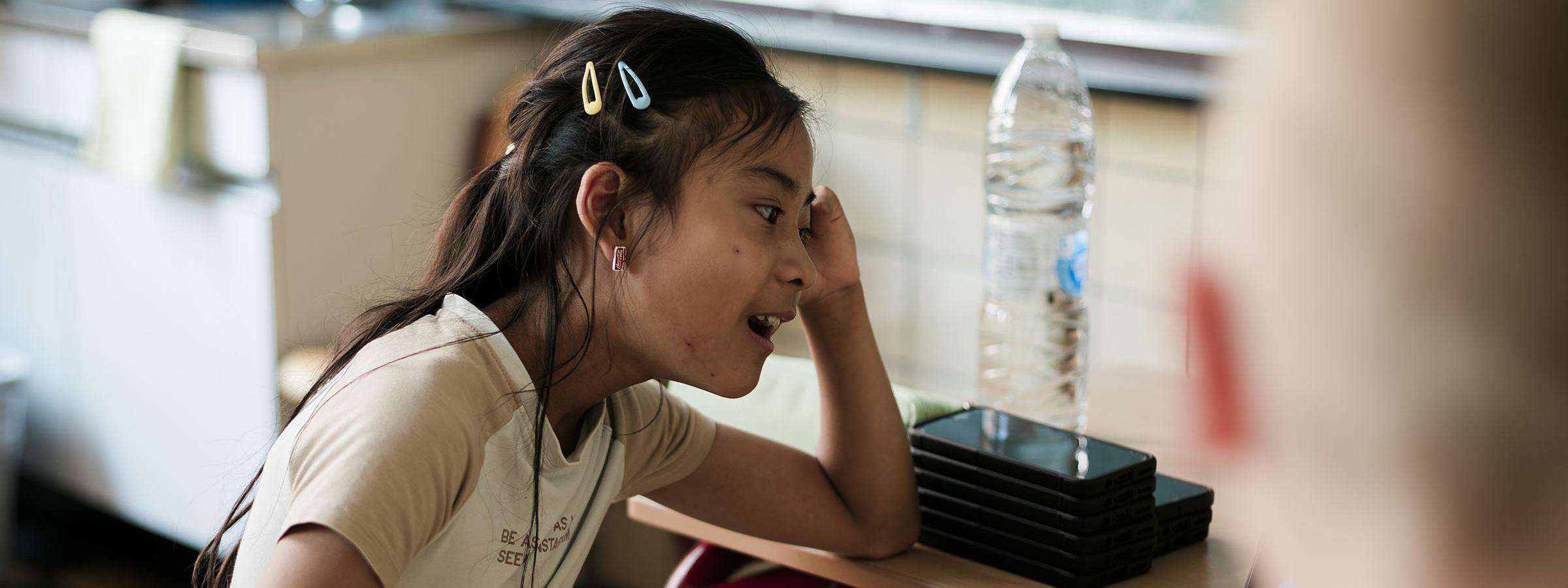 Surfen met een helm op