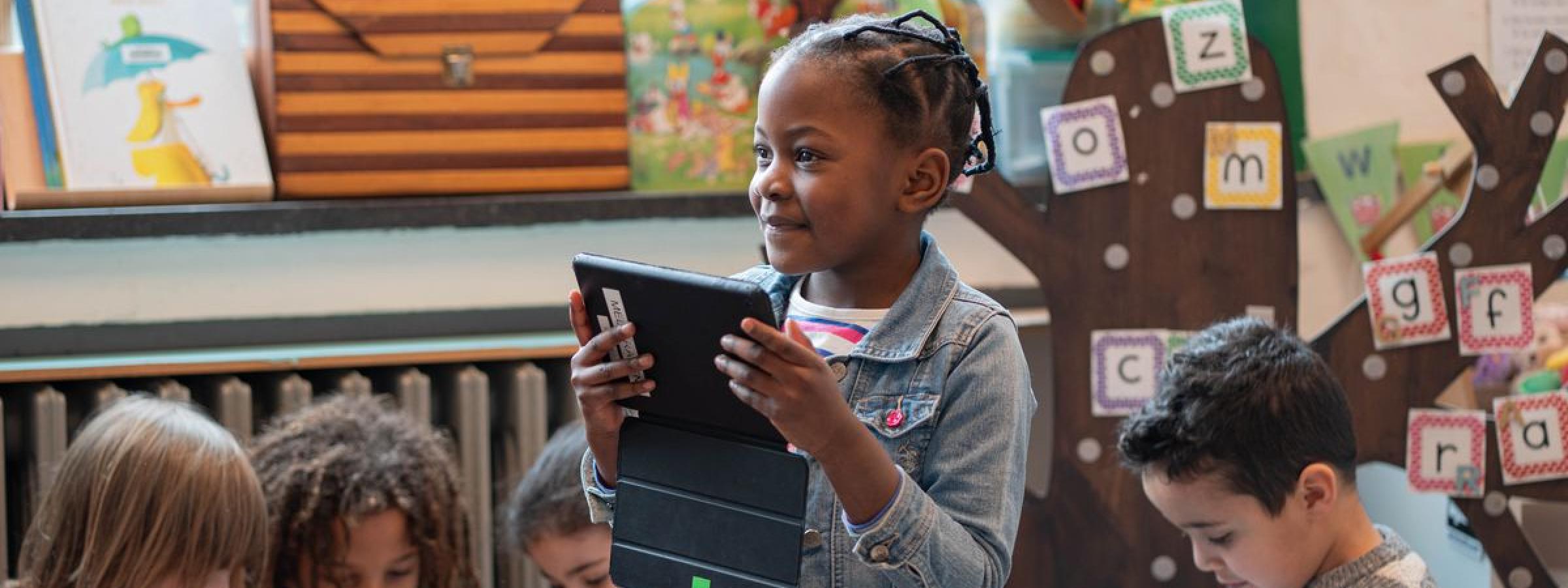 Ini mini media: Kleuters spelen met tablets