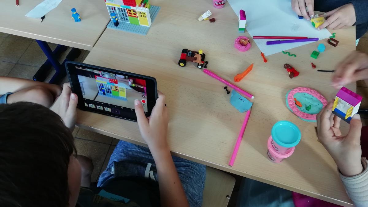 Kinderen maken stop-motion met een tablet
