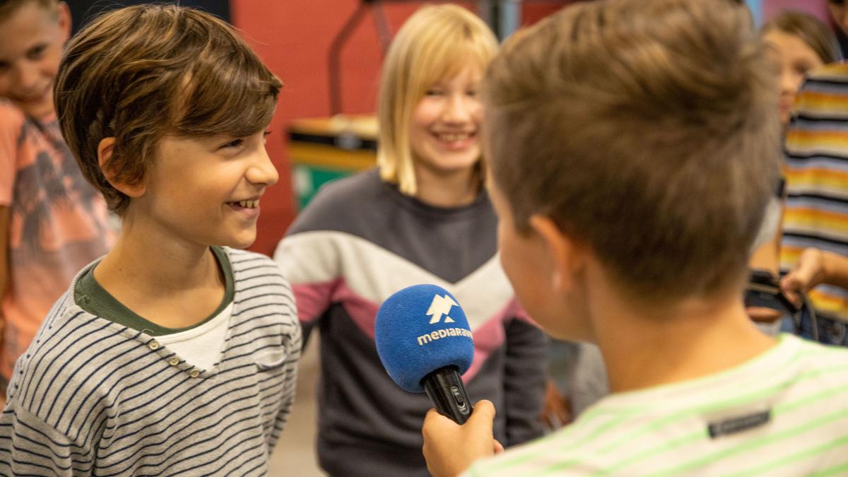 Kinderen interviewen elkaar met Mediaraven micro
