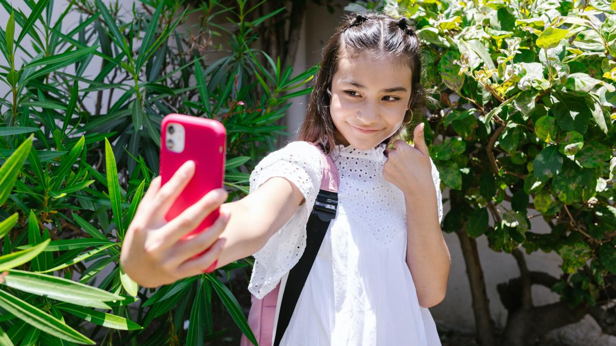 Meisje steekt duim omhoog en maakt selfie 