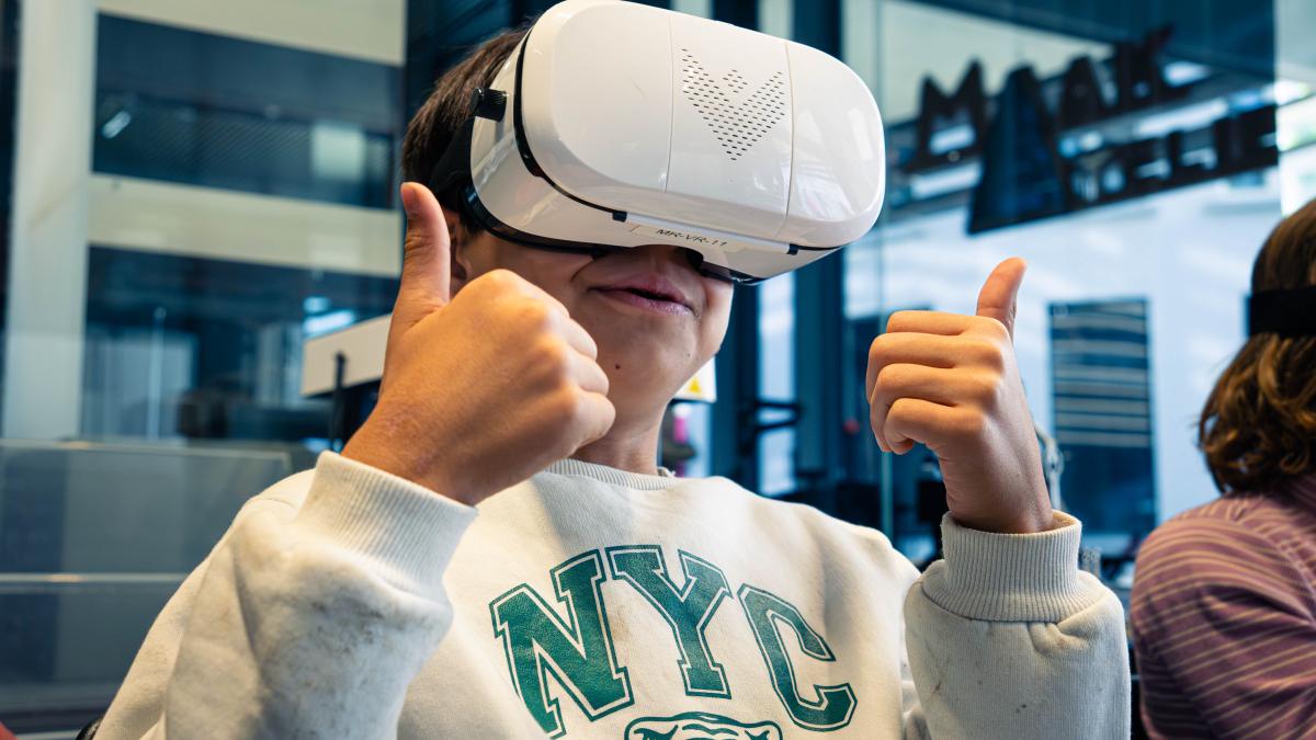 VR