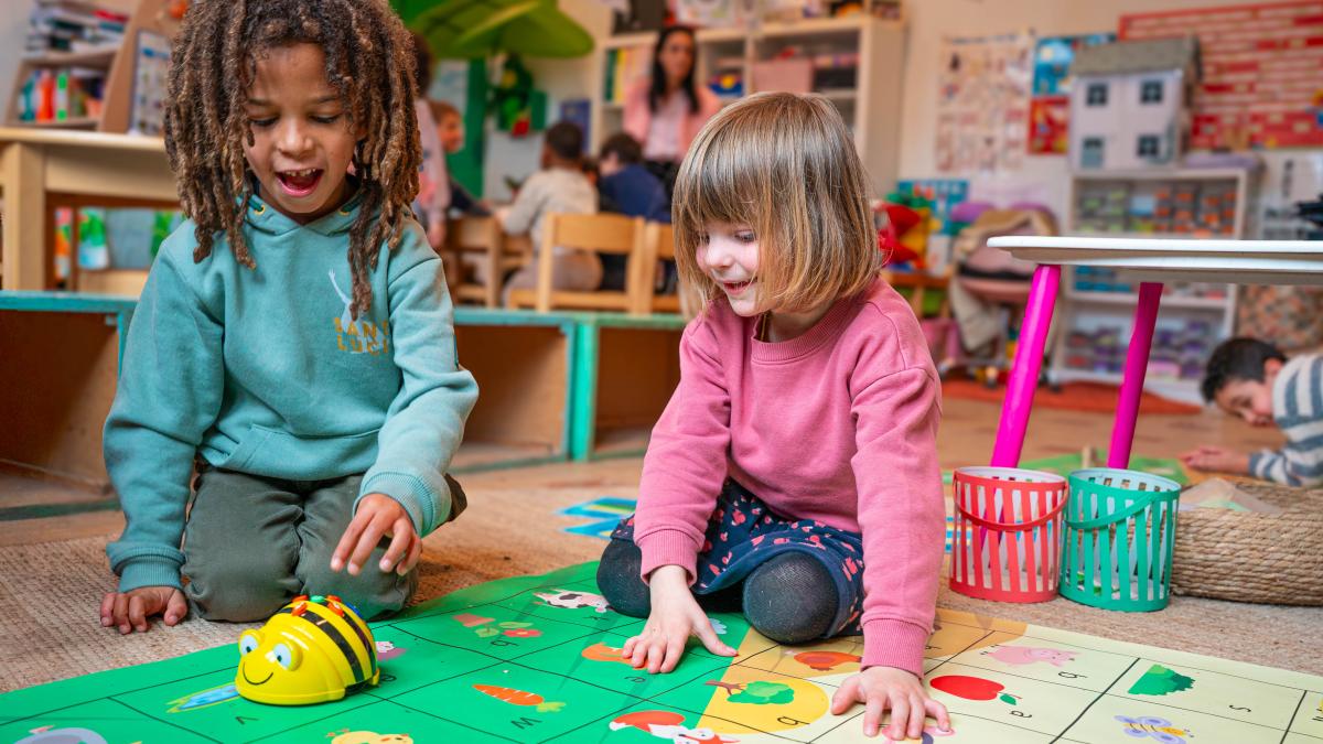 Ini mini media: spelen met Bee-bots